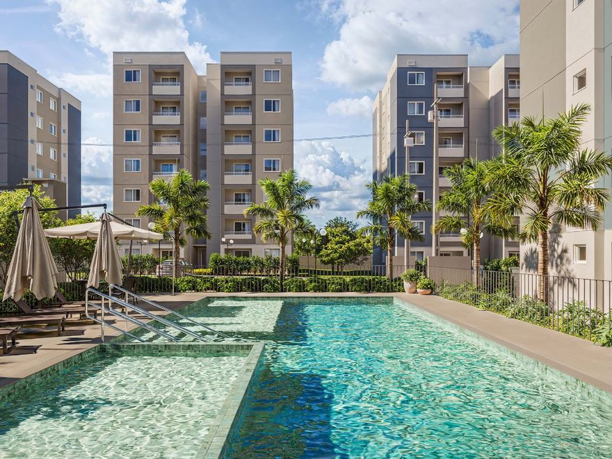 Piscina do condomínio com os prédios ao fundo